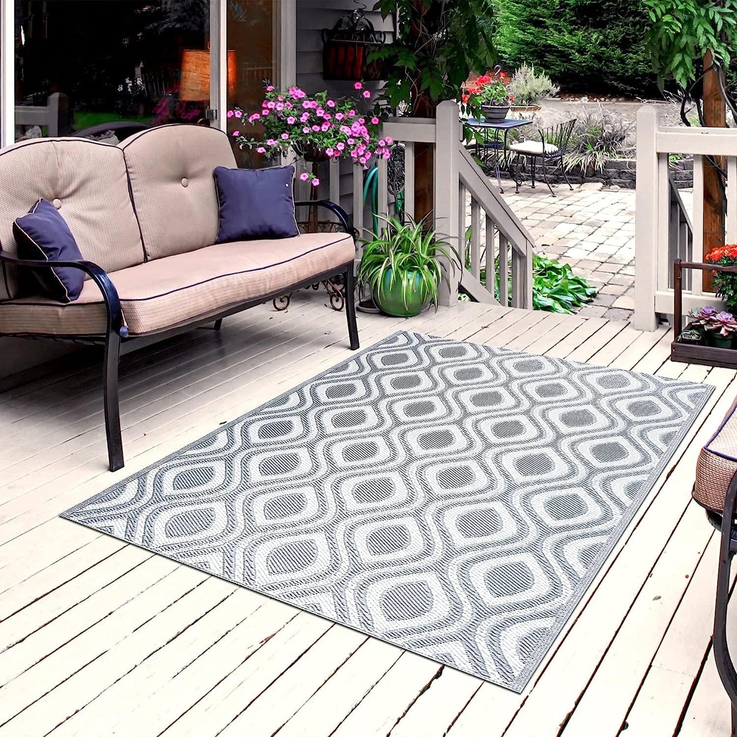 Playa Outdoor Rug - Crease-Free Recycled Plastic Floor Mat for Patio, Camping, Beach, Balcony, Porch, Deck - Weather, Water, Stain, Lightweight, Fade and UV Resistant - Venice- Gray & White