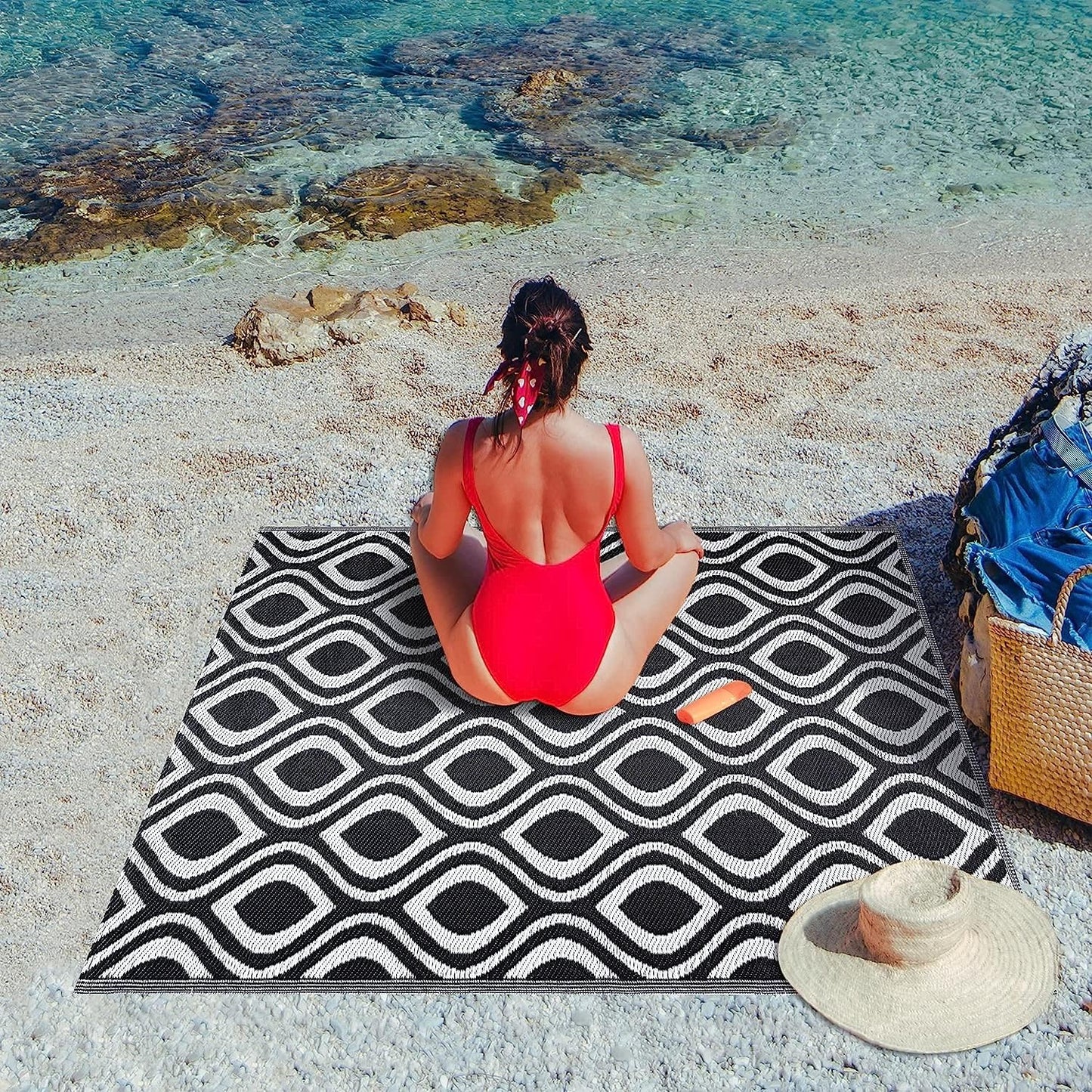 Playa Outdoor Rug - Crease-Free Recycled Plastic Floor Mat for Patio, Camping, Beach, Balcony, Porch, Deck - Weather, Water, Stain, Lightweight, Fade and UV Resistant - Venice- Black & White