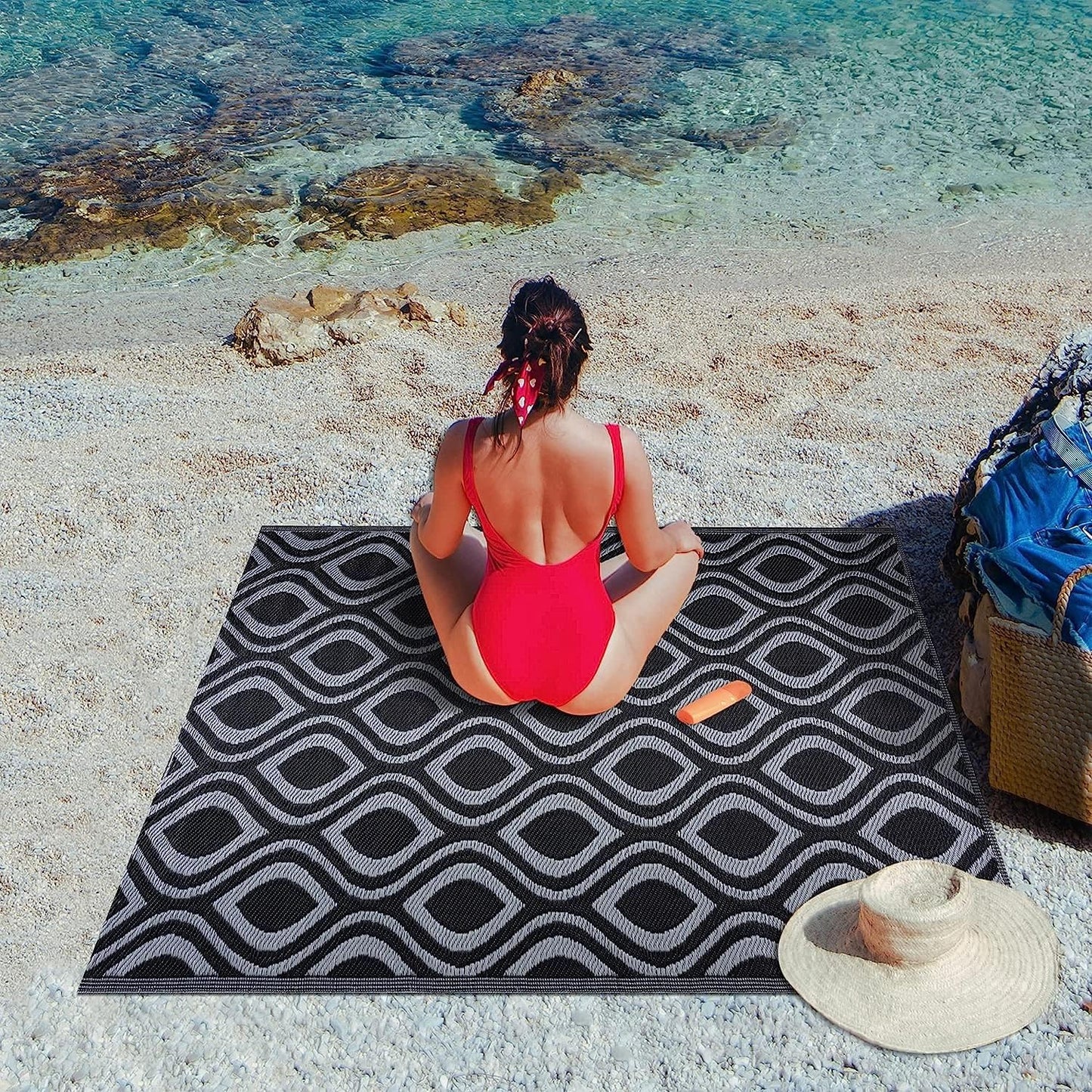 Playa Outdoor Rug - Crease-Free Recycled Plastic Floor Mat for Patio, Camping, Beach, Balcony, Porch, Deck - Weather, Water, Stain, Lightweight, Fade and UV Resistant - Venice- Black & Gray