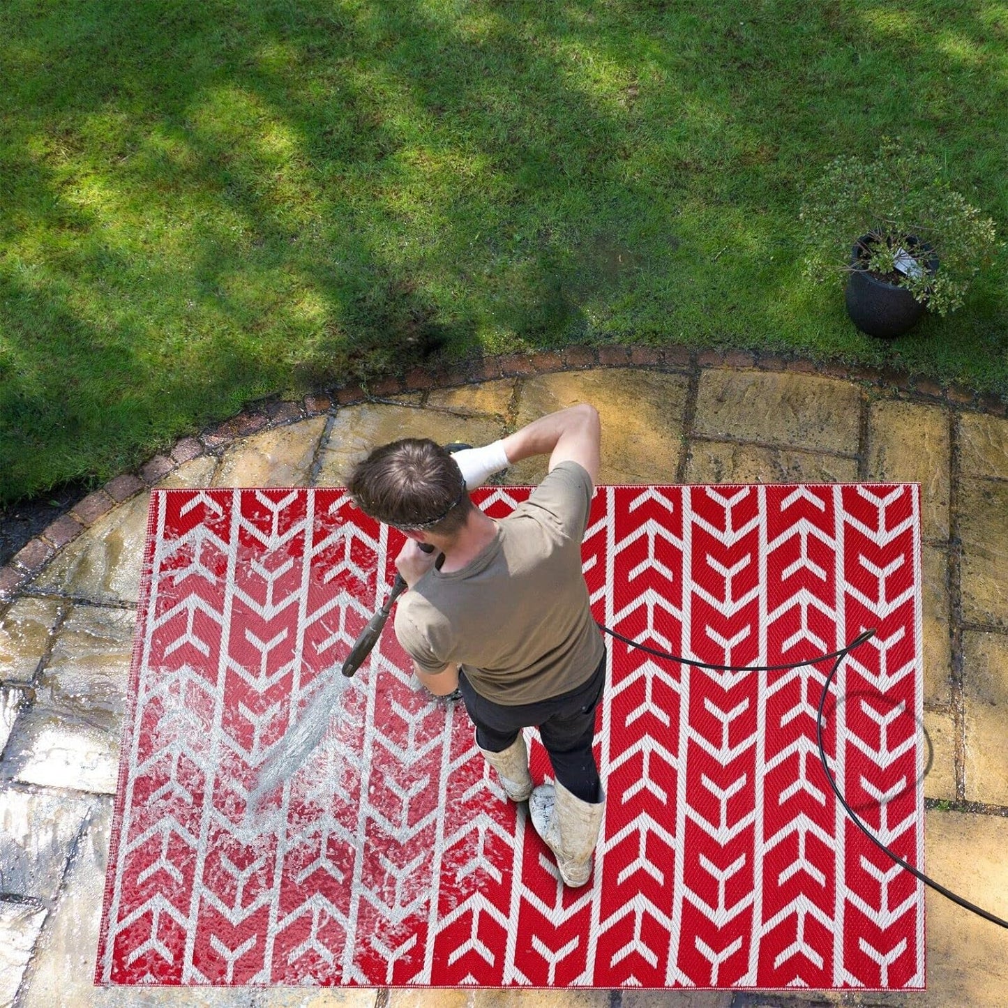 Playa Outdoor Rug - Crease-Free Recycled Plastic Floor Mat for Patio, Camping, Beach, Balcony, Porch, Deck - Weather, Water, Stain, Lightweight, Fade and UV Resistant - Amsterdam- Red & White