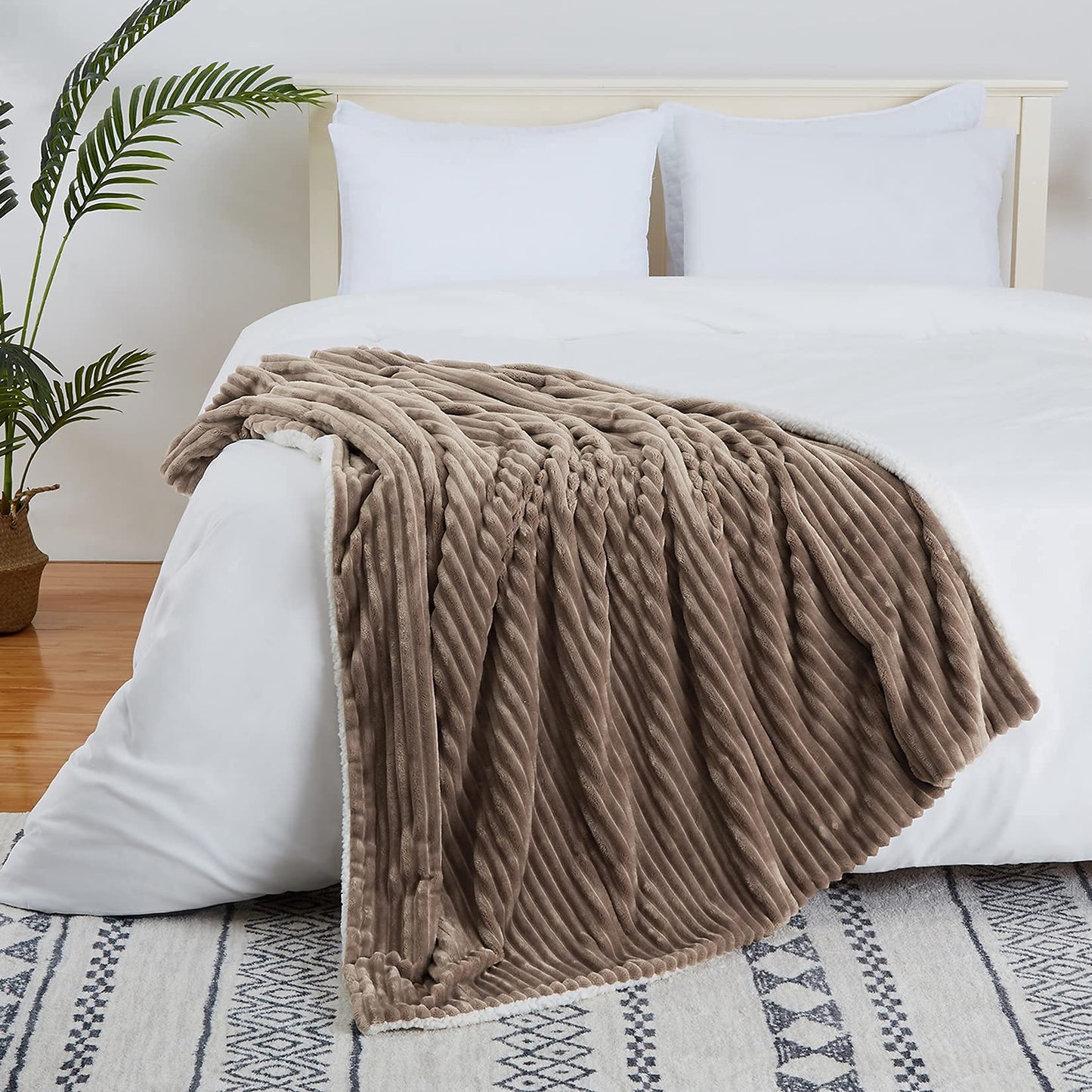 CAROMIO Sherpa Fleece Soft Plush Jacquard Fluffy Throw Blanket Brown